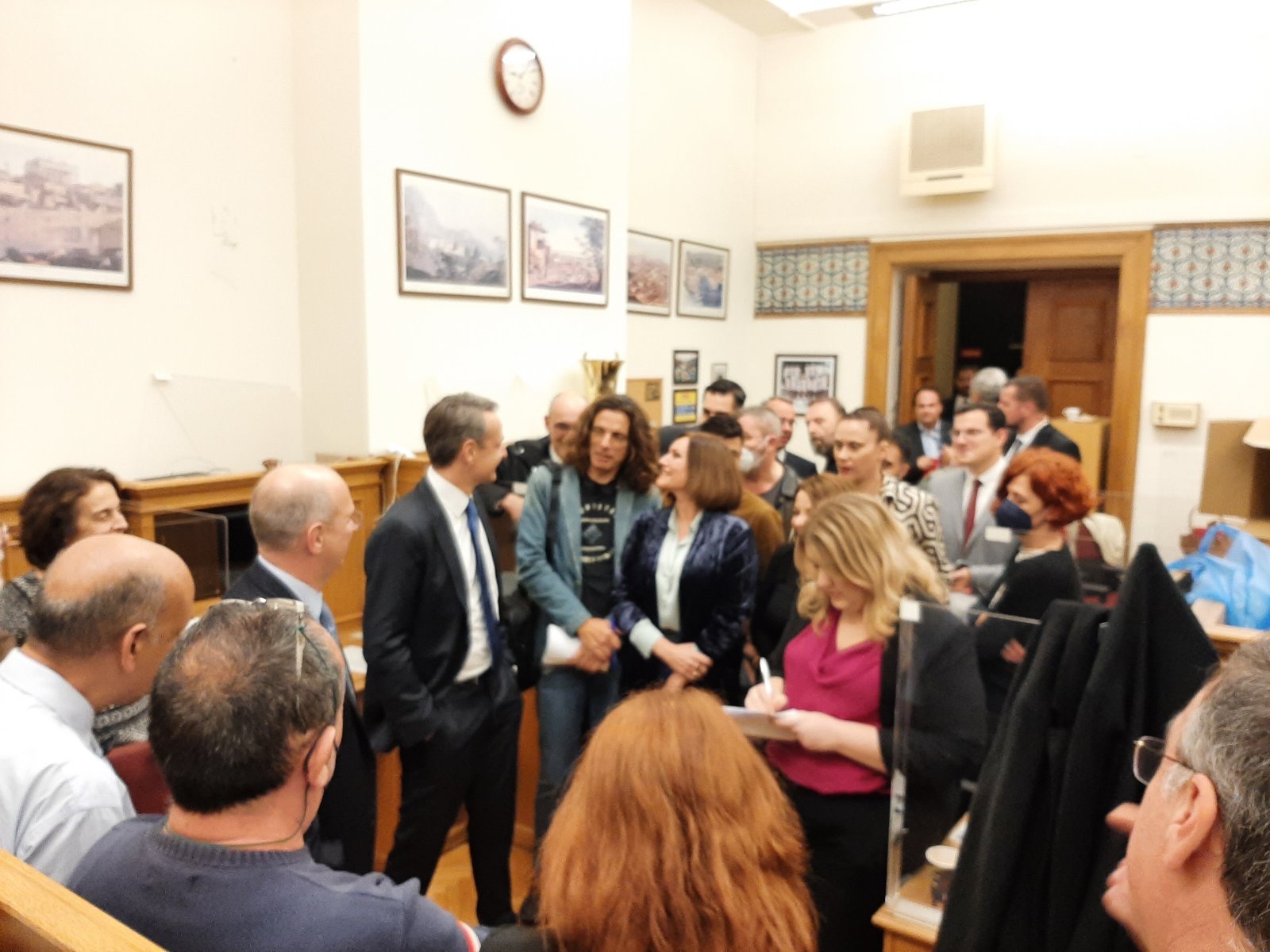 Τι είπε ο Πρωθυπουργός με τους δημοσιογράφους στη Βουλή