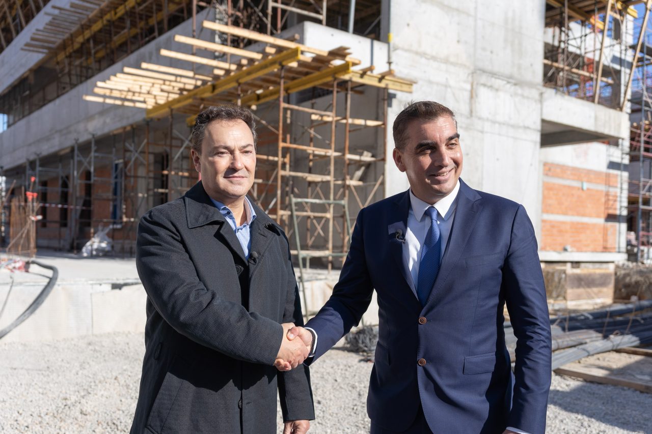 Ο CEO της LAMDA Development, Οδυσσέας Αθανασίου με τον Δήμαρχο Ελληνικού-Αργυρούπολης, Γιάννη Κωνσταντάτο