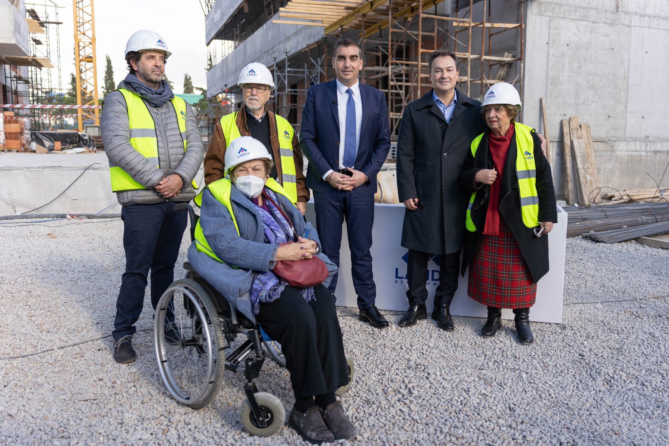 Ο CEO της LAMDA Development, Οδυσσέας Αθανασίου με τον Δήμαρχο Ελληνικού-Αργυρούπολης, Γιάννη Κωνσταντάτο και τους προέδρους των 4 Σωματείων ΑμεΑ που θα στεγαστούν στο νέο κτίριο