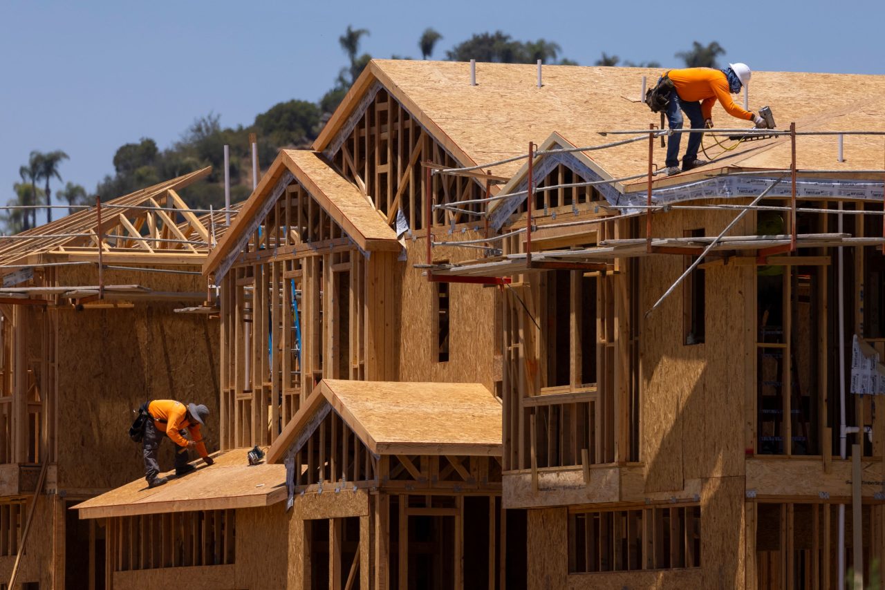 Εργάτες χτίζουν σπίτι στις ΗΠΑ