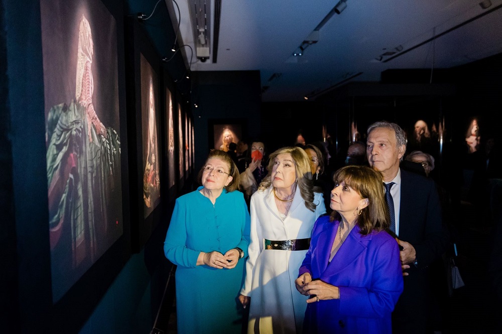 Η Πρόεδρος της Δημοκρατίας Κατερίνα Σακελλαροπούλου, η υπουργός Πολιτισμού Λίνα Μενδώνη, η Μαριάννα Βαρδινογιάννη και ο διευθυντής του Μουσείου Ακρόπολης Νίκος Σταμπολίδης