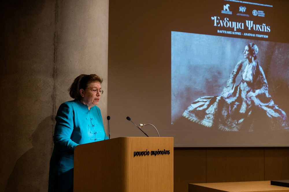 Η υπουργός Πολιτισμού Λίνα Μενδώνη κατά την ομιλία της στο Μουσείο Ακρόπολης