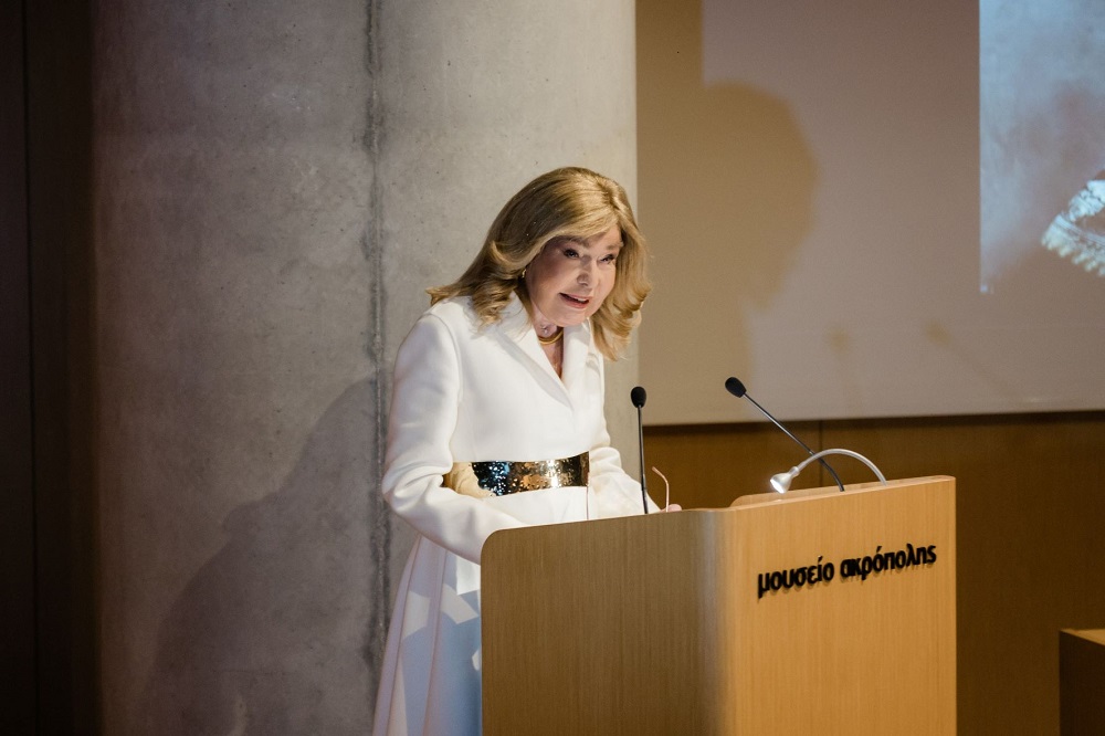 Η Μαριάννα Βαρδινογιάννη κατά την ομιλία της στο Μουσείο Ακρόπολης
