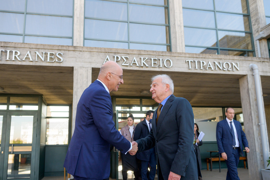 Ο υπουργός Εξωτερικών Νίκος Δένδιας επισκέπτεται το Αρσάκειο Ελληνοαλβανικό Κολέγιο, στα Τίρανα (ΑΠΕ-ΜΠΕ)