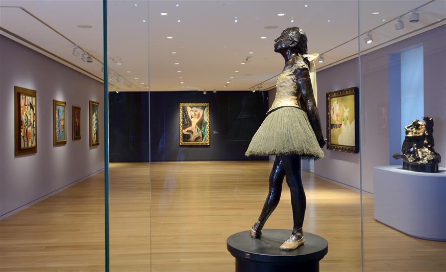 Όψη του εκθεσιακού χώρου του Ιδρύματος με το έργο του Ντεγκά «Μικρή χορεύτρια» και στο βάθος έργο του Πικάσο