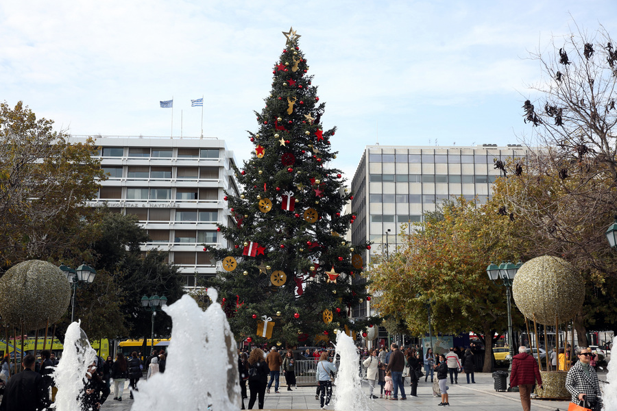 Χριστούγεννα - Κόσμος περπατά στην πλατεία Συντάγματος (