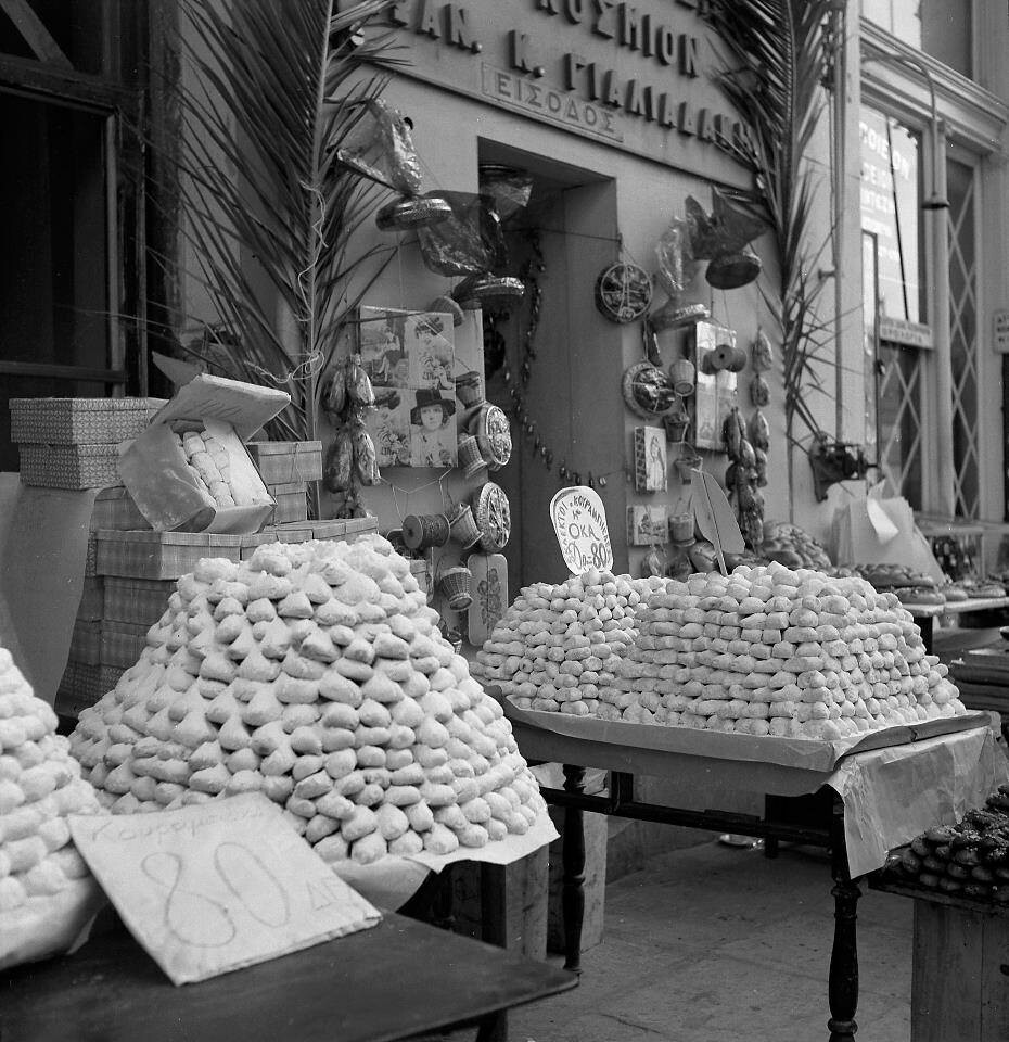 Τα βουνά από κουραμπιέδες σε φωτογραφία της Βούλας Παπαϊώννου. Φωτογραφικό Αρχείο του Μουσείου Μπενάκη - χριστουγεννιάτικες αγορές