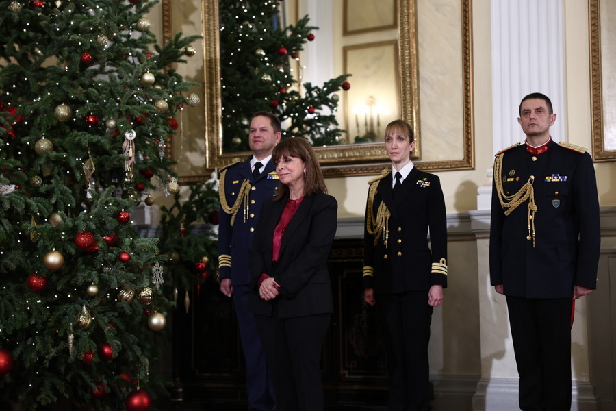 Η Πρόεδρος της Δημοκρατίας Κατερίνα Σακελλαροπούλου ακούει τα Χριστουγεννιάτικα κάλαντα (ΑΠΕ-ΜΠΕ)
