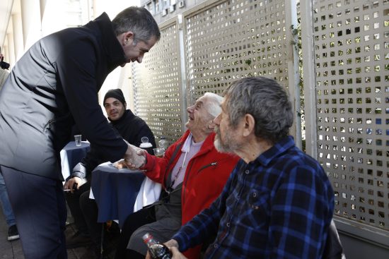 Δήμος Αθηναίων: 2.400 «γεύματα αγάπης» την παραμονή και ανήμερα των Χριστουγέννων