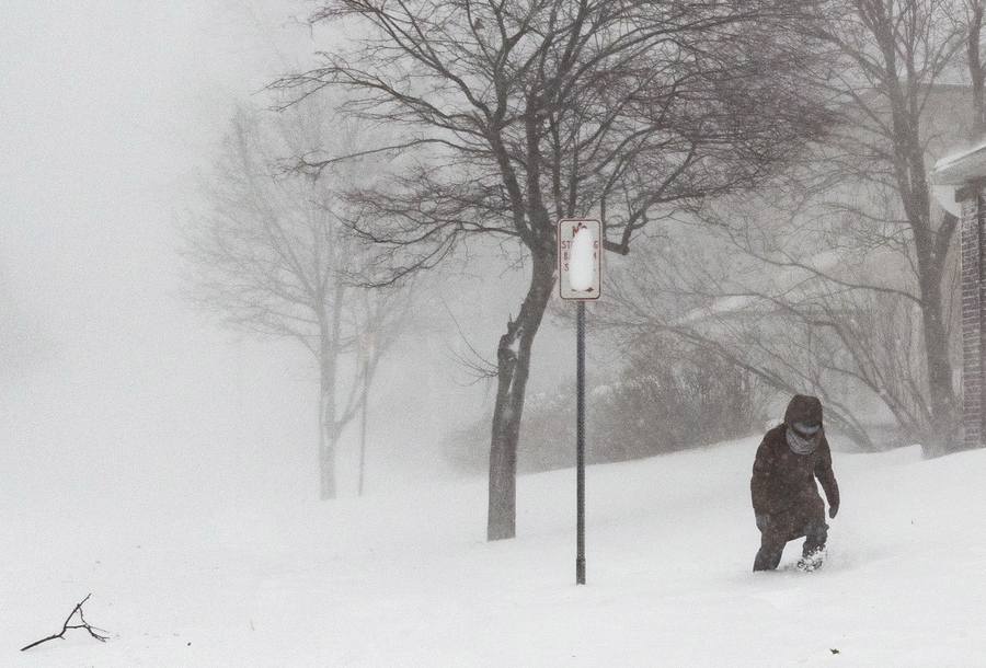 Ένας πολίτης στο Μπάφαλο της Νέας Υόρκης προσπαθεί να περπατήσει μέσα στο πυκνό χιόνι, έπειτα από το πέρασμα της φονικής κακοκαιρίας