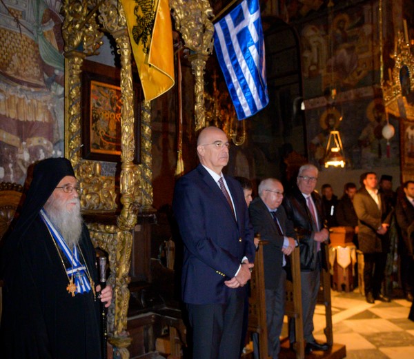 Ο υπουργός Εξωτερικών Νίκος Δένδιας παρακολουθεί τη Δοξολογία στον Ιερό Ναό Πρωτάτου (ΑΠΕ-ΜΠΕ)