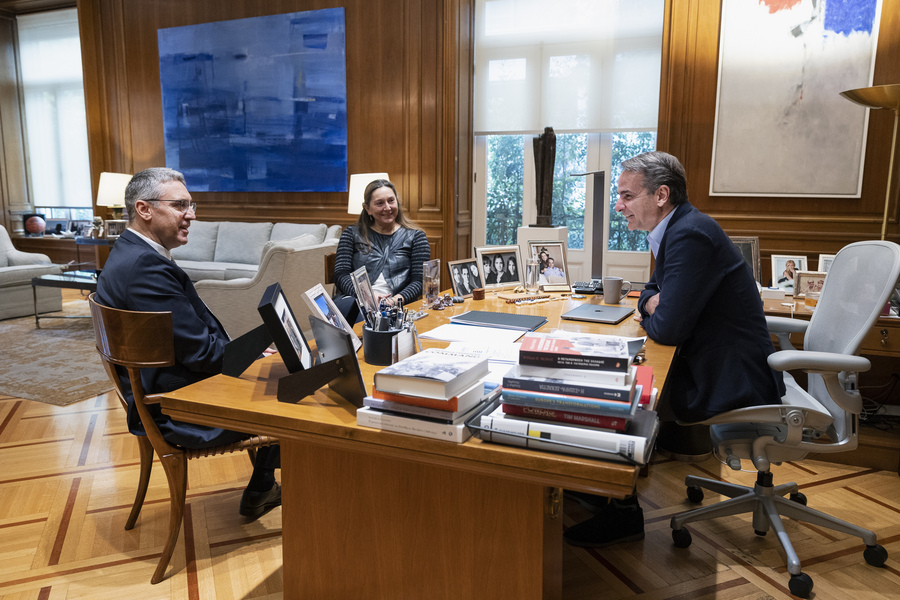 Ο πρωθυπουργός Κυριάκος Μητσοτάκης συνομιλεί με τον απερχόμενο Πρέσβη της Τουρκίας στην Ελλάδα Burak Özügergin, κατά τη διάρκεια της συνάντησής τους στο Μέγαρο Μαξίμου (ΑΠΕ-ΜΠΕ)