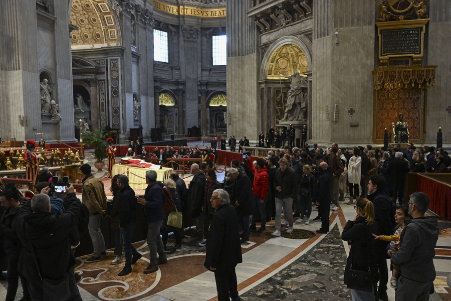 Ιταλία: Φόρος τιμής στον επίτιμο πάπα Βενέδικτο, 40.000 πιστοί προσήλθαν ήδη στο Βατικανό