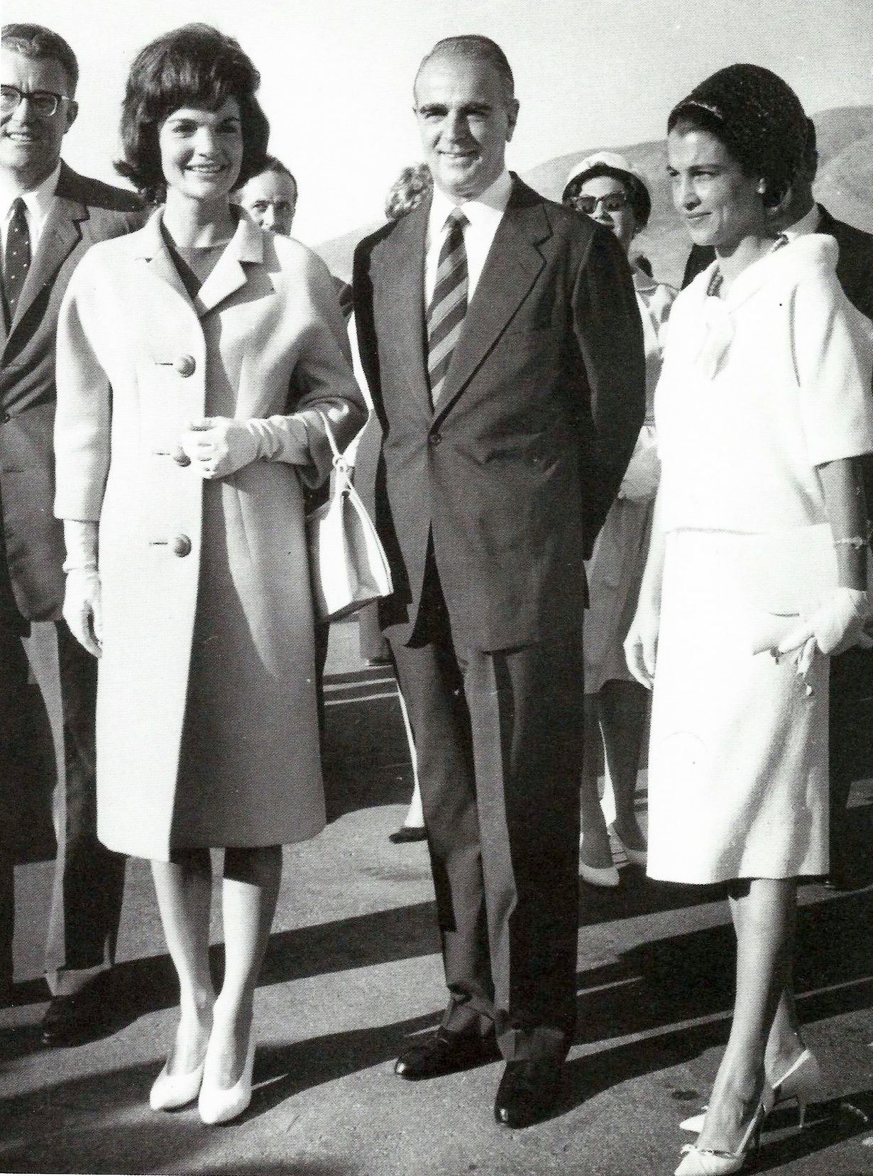 Ο πρωθυπουργός Κωνσταντίνος Καραμανλής και η σύζυγός του Αμαλία υποδεχόμενοι την πρώτη κυρία των ΗΠΑ Τζάκι Κένεντι το 1961