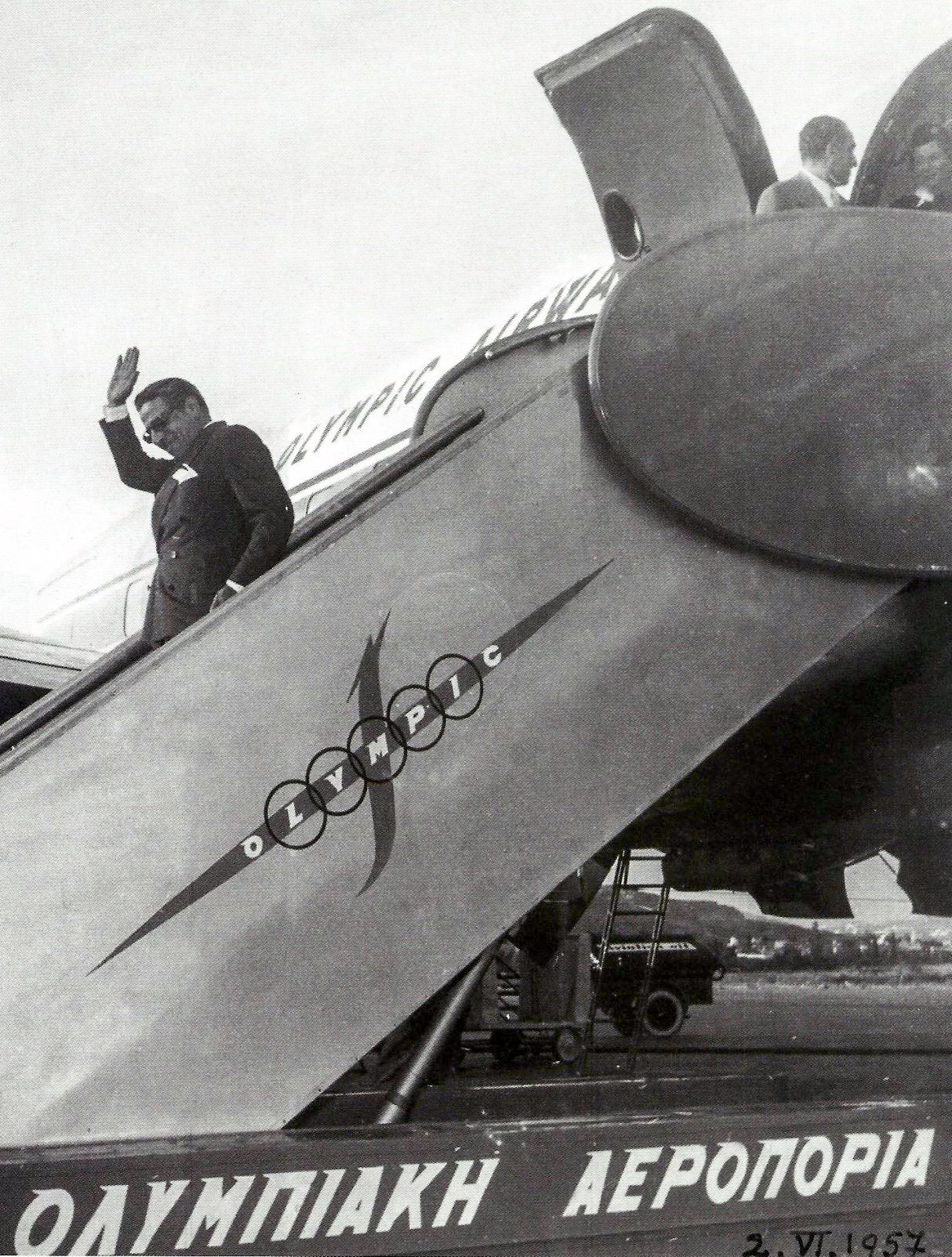 Ο Αριστοτέλης Ωνάσης αποβιβαζόμενος από σκάφος της Ολυμπιακής Αεροπορίας το 1957
