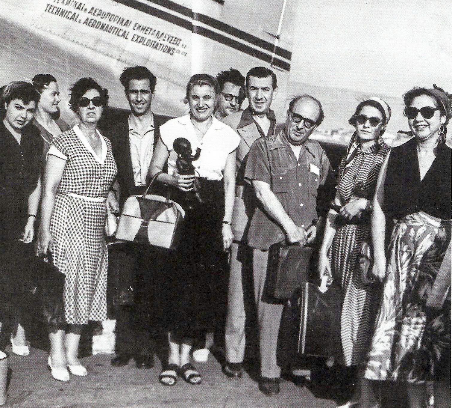 Ο θίασος του Βασίλη Λογοθετίδη επιστρέφει από την Αίγυπτο με αεροπλάνο της ΤΑΕ το 1950