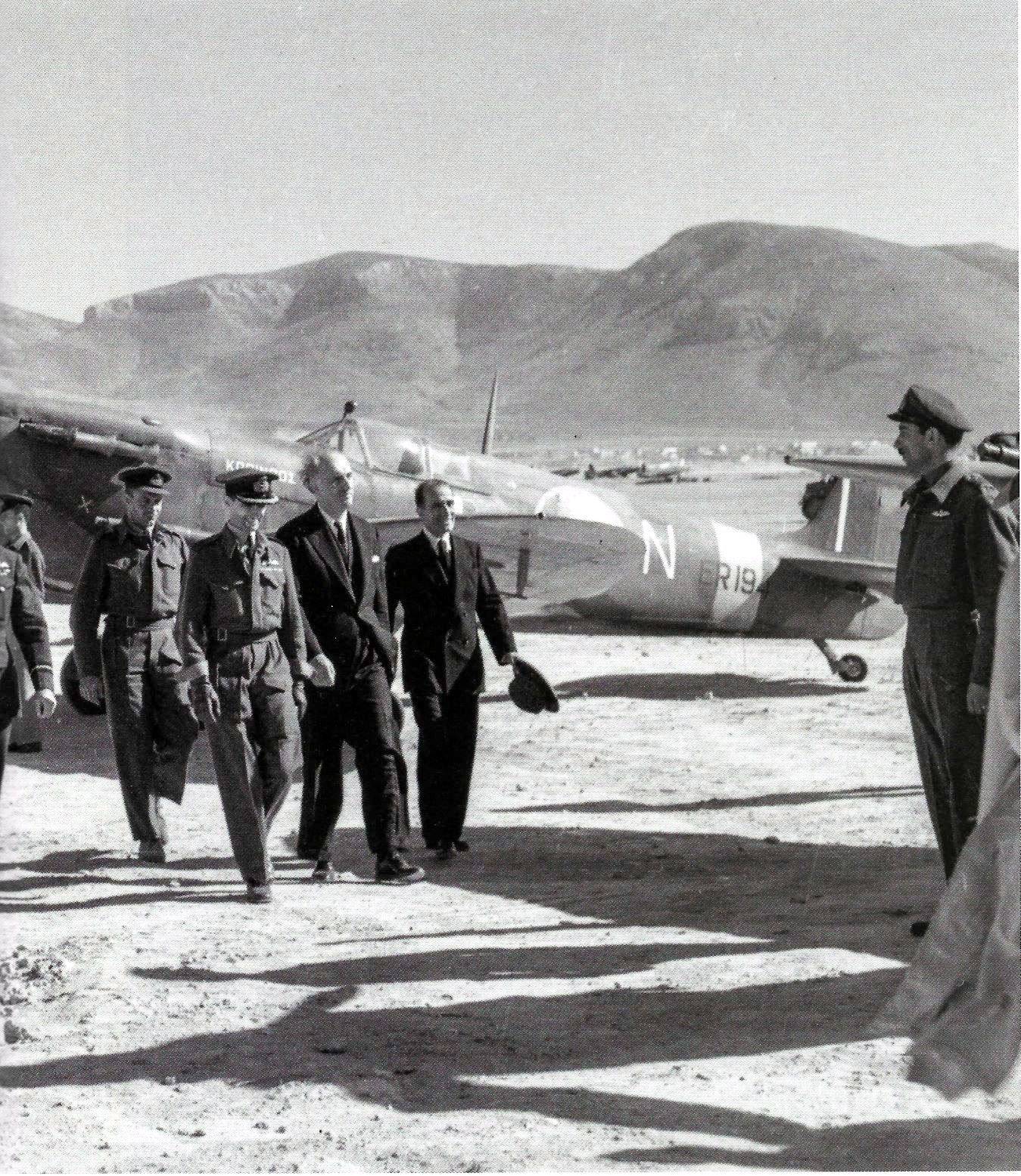 Ο πρωθυπουργός Γεώργιος Παπανδρέου, ο υπουργός Αεροπορία Πέτρος Φικιώρης και ο βρετανός ταξίαρχος Τατλ σε επιθεώρηση ελληνικής μοίρας τον Νοέμβριο του 1944