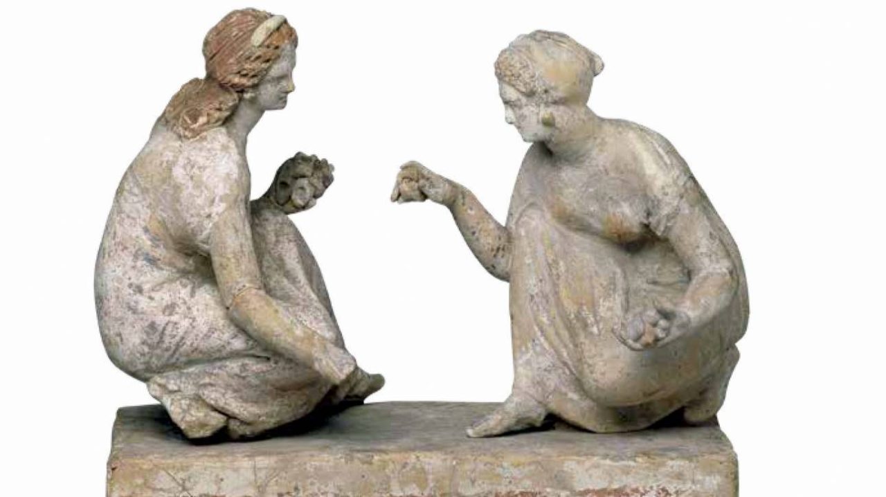 Δύο νεαρές γυναίκες που παίζουν αστραγάλους. Ελληνική τερακότα από την Κάπυα, 340-330 π.Χ Βρετανικό Μουσείο - Ένα παιδικό παιχνίδι για τους αρχαίους που έγινε τζόγος