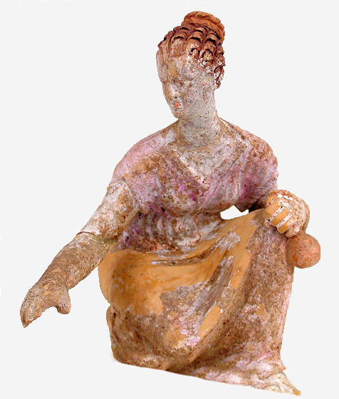 Πήλινο ειδώλιο νέας που παίζει αστραγάλους. Στο αριστερό της χέρι κρατά σάκο αστραγάλων. Πρώιμη Ελληνιστική περίοδος. Εθνικό Αρχαιολογικό Μουσείο 
