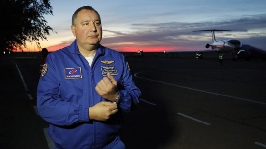 Ρωσία: Ο πρώην επικεφαλής της Roscosmos έστειλε στον Μακρόν θραύσματα οβίδας από γαλλικό πυροβόλο