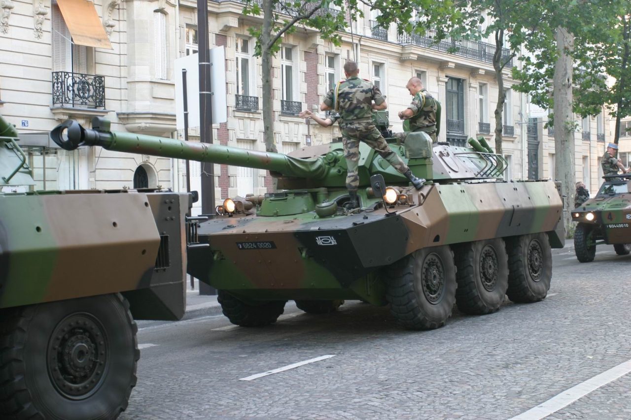 στρατιώτες σε παρέλαση πάνω σε γαλλικό άρμα μάχης AMX-10 RC