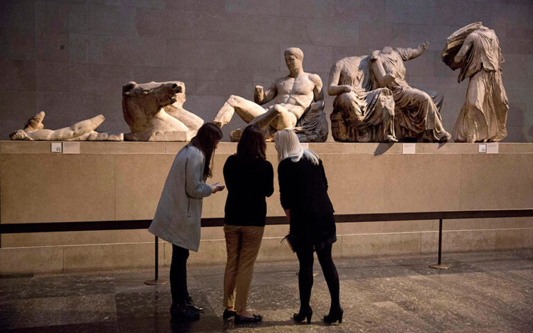 Επισκέπτριες του Βρετανικού Μουσείου μπροστά στα Γλυπτά του Παρθενώνα