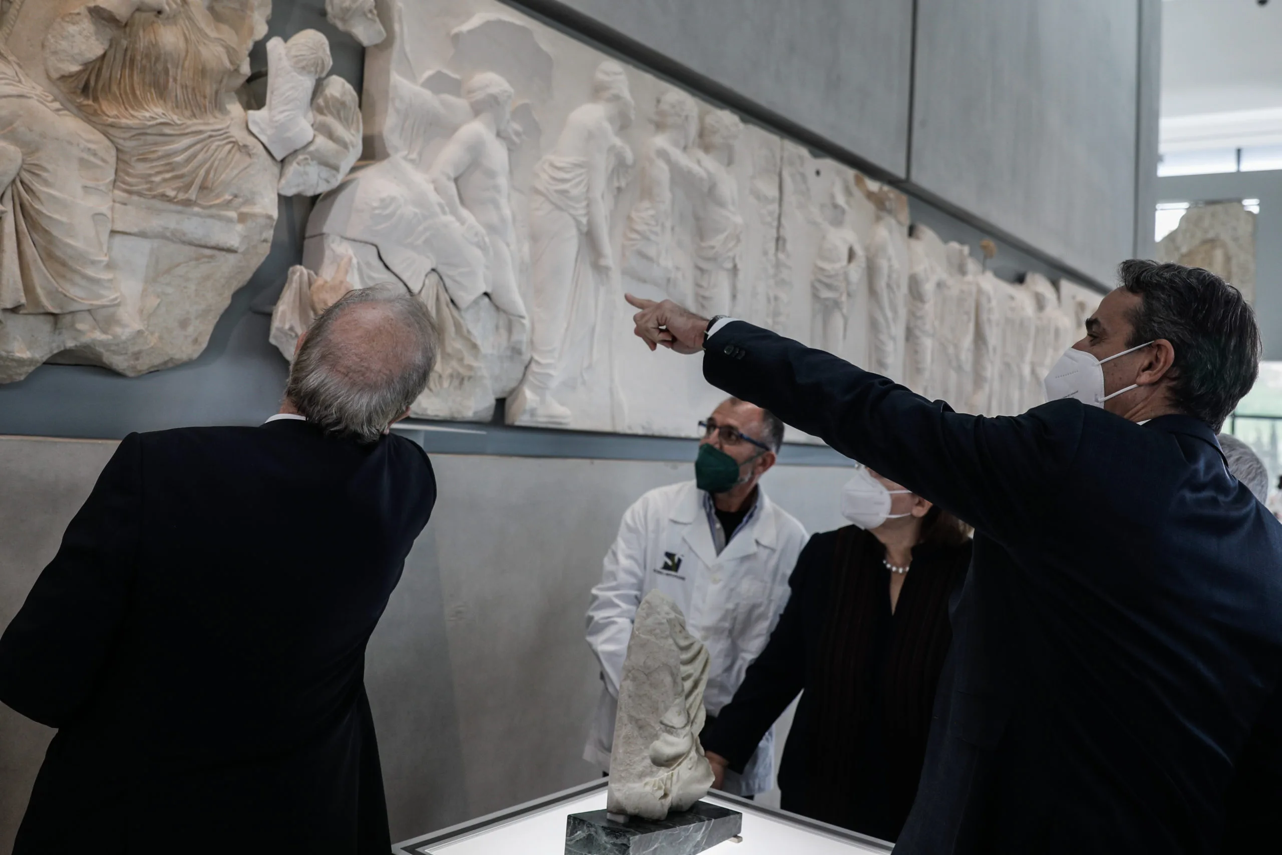 Το «θραύσμα Fagan» στο Μουσείο Ακρόπολης παρουσία του πρωθυπουργού Κυριάκου Μητσοτάκη