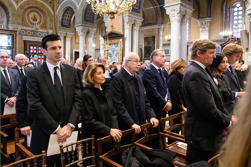 Στιγμιότυπο από την εξόδιο ακολουθία για τον τέως στη Μητρόπολη Αθηνών: ΑΝΝΑ ΑΝΔΡΕΑΔΗ, ΓΙΩΡΓΟΣ ΑΝΔΡΕΑΔΗΣ και ΜΙΧΑΛΗΣ ΧΑΝΔΡΗΣ