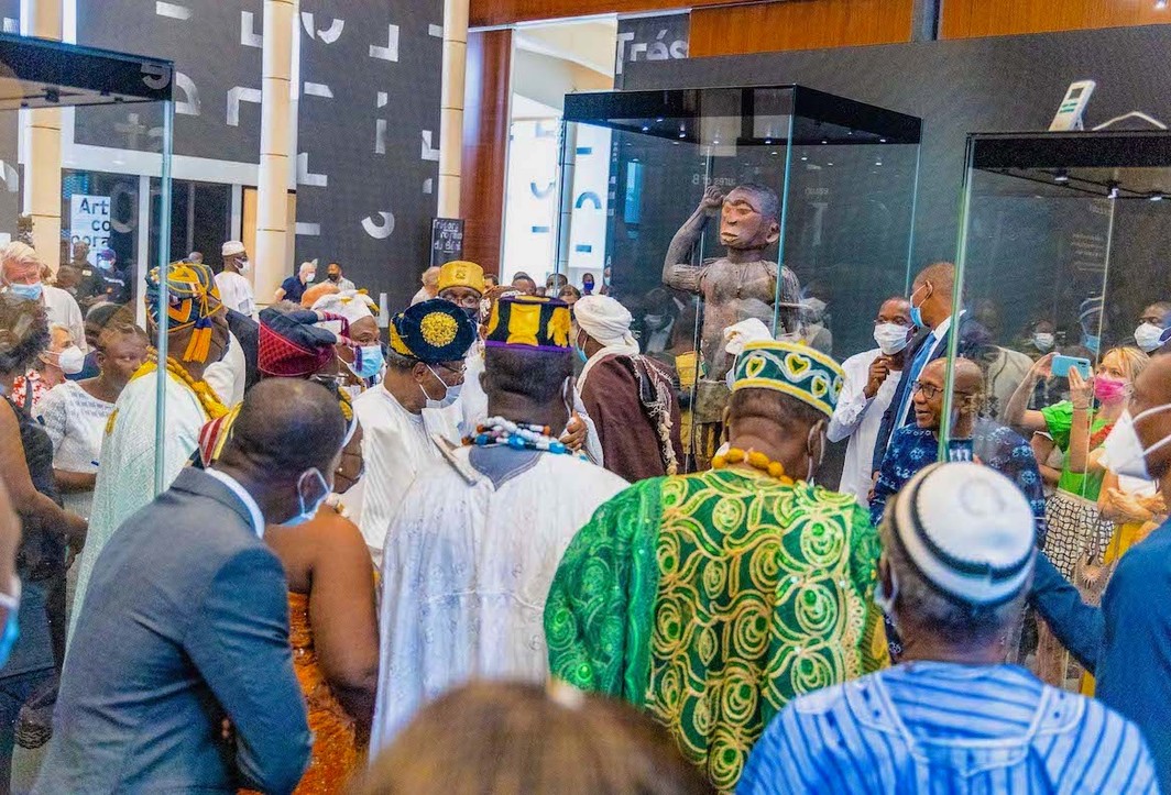 Συνωστισμός του κοινού για την έκθεση των αφρικανικών τεχνουργημάτων