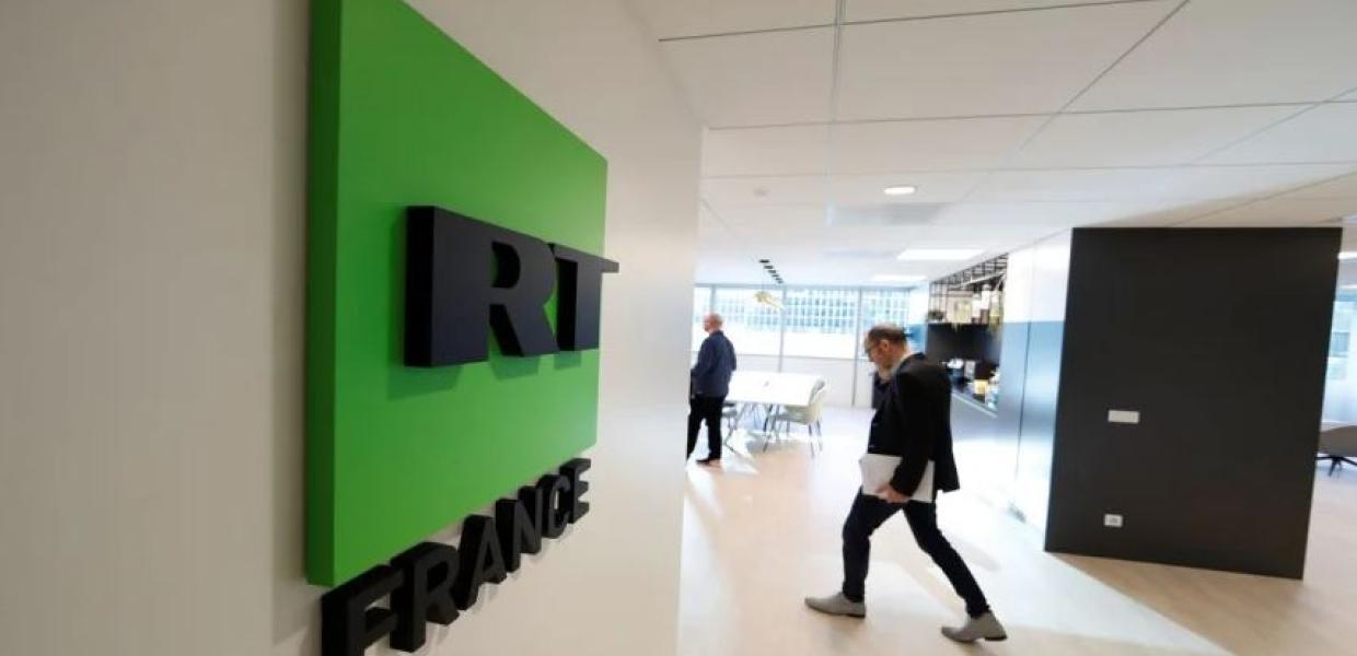 Το σήμα του RT France στα γραφεία του