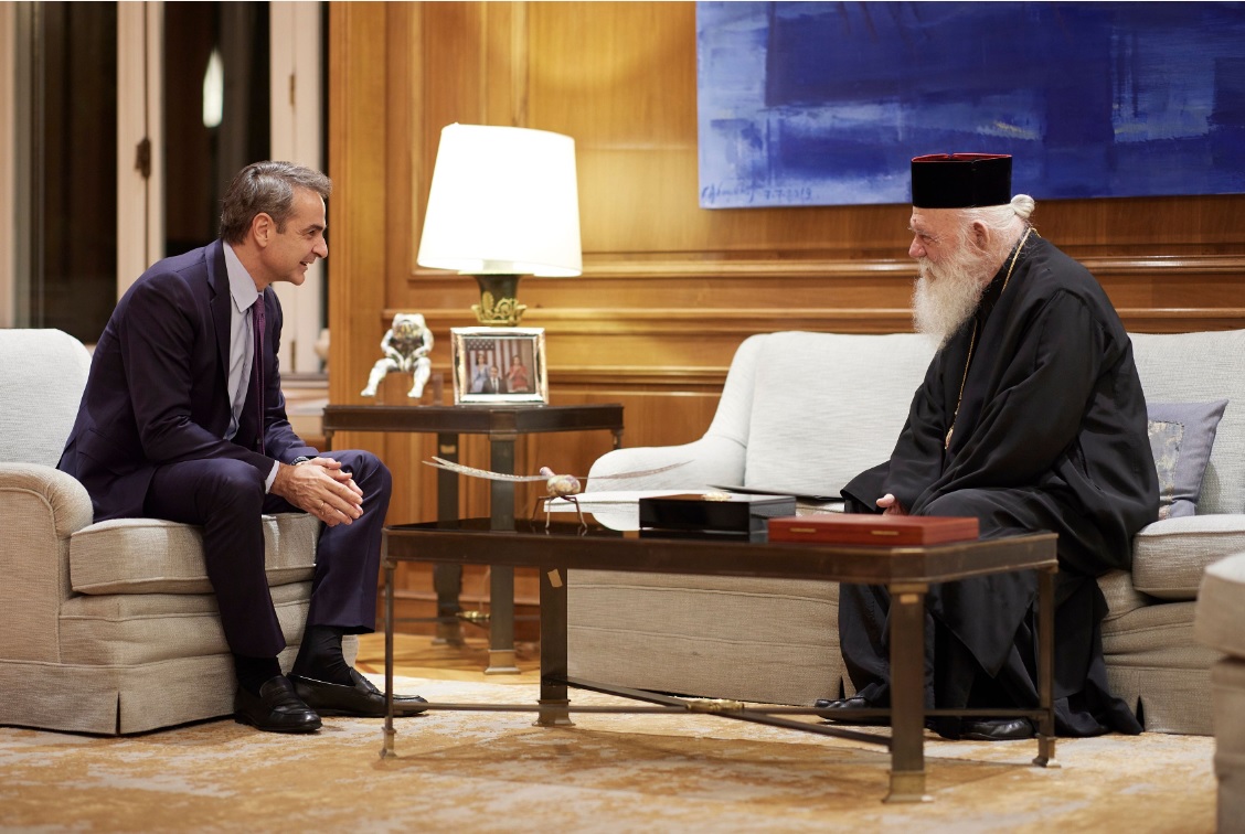 Ο Κυριάκος Μητσοτάκης και ο Αρχιεπίσκοπος Ιερώνυμος συνομιλούν καθισμένοι στους καναπέδες στο γραφείο του πρωθυπουργού στο Μέγαρο Μαξίμου