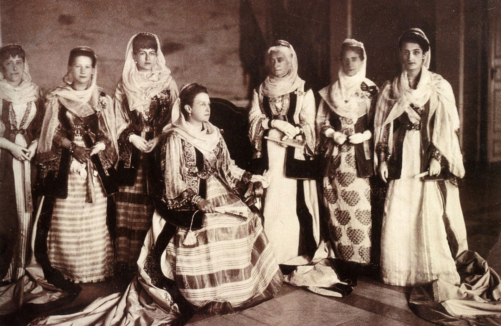 Η βασίλισσα Όλγα και η κόρη της με κυρίες επί των τιμών ντυμένες με ελληνικές φορεσιές
