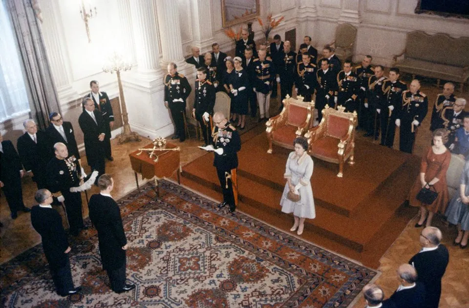 Η τελετή παράδοσης του στέμματος, του σκήπτρου και του ξίφους του Όθωνα στον βασιλιά Παύλο το 1959, παρουσία του Κωνσταντίνου Καραμανλή
