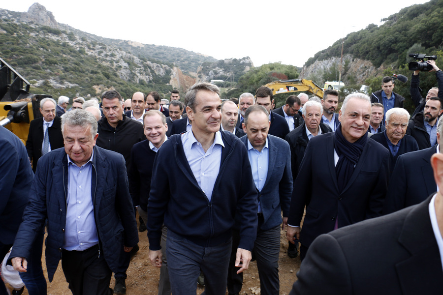 Ο πρωθυπουργός Κυριάκος Μητσοτάκης επισκέπτεται το εργοτάξιο του Βορείου Οδικού Άξονα Κρήτης, στον Άγιο Νικόλαο (ΑΠΕ-ΜΠΕ)