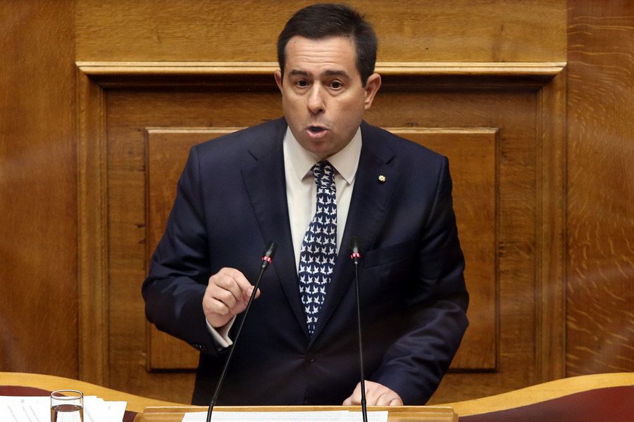 Ο υπουργός Μετανάστευσης και Ασύλου Νότης Μηταράκης μιλάει στην Ολομέλεια της Βουλής (ΑΠΕ-ΜΠΕ)