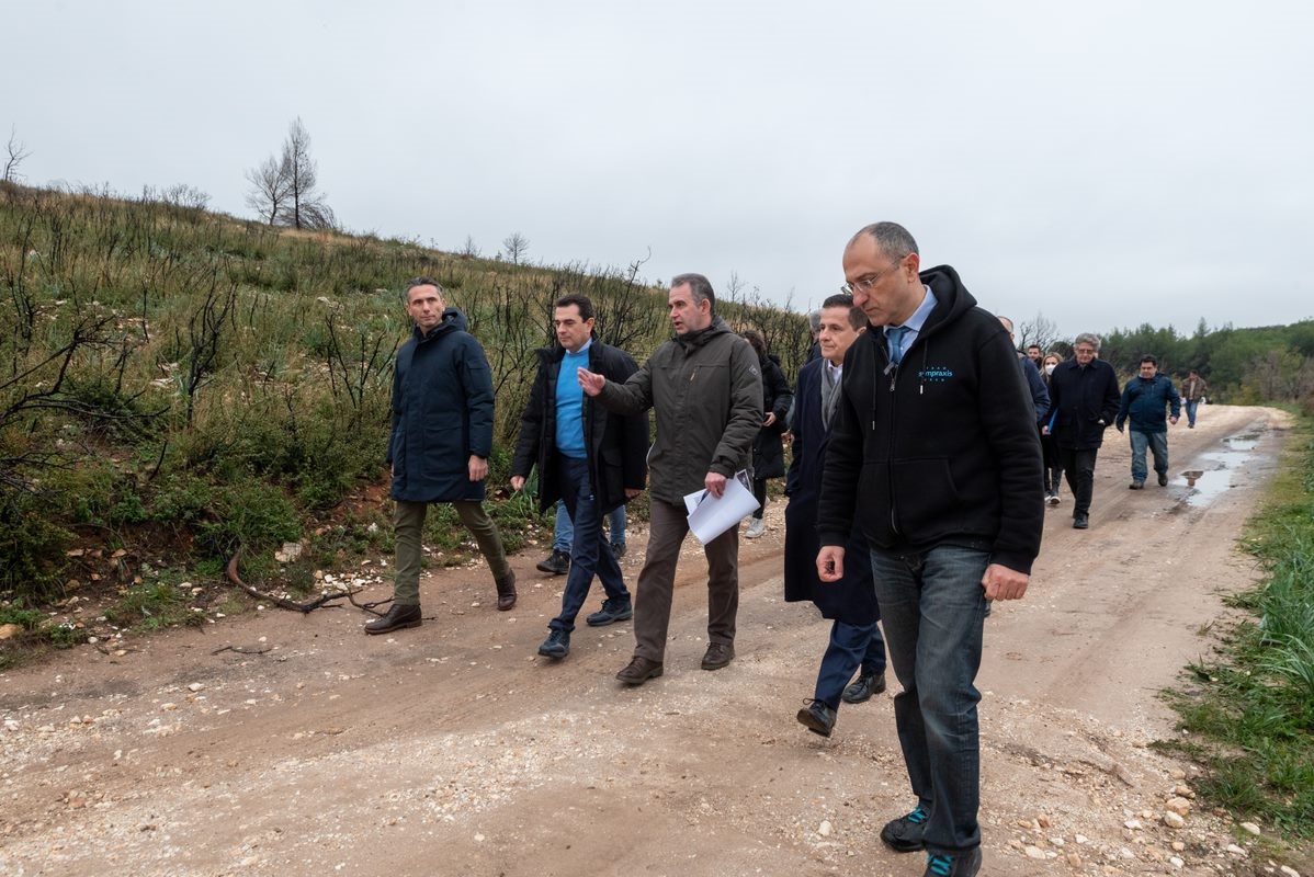 (από τα αριστερά προς τα δεξιά): O Πρόεδρος και Διευθύνων Σύμβουλος της Παπαστράτος, κ. Χρήστος Χαρπαντίδης, ο Υπουργός Περιβάλλοντος και Ενέργειας, κ. Κώστας Σκρέκας, ο Διευθυντής της Γενικής Διεύθυνσης Δασών & Δασικού Περιβάλλοντος του Υπουργείου Περιβάλλοντος και Ενέργειας, κ. Ευάγγελος Γκουντούφας, ο Γενικός Γραμματέας Δασών του Υπουργείου Περιβάλλοντος και Ενέργειας, κ. Κώστας Αραβώσης και ο Διευθυντής έργων Βιώσιμης Ανάπτυξης της Sympraxis Team, κ. Θάνος Μπελαλίδης,