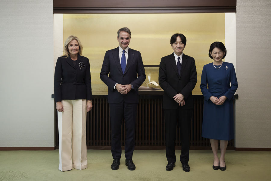 Ο πρωθυπουργός Κυριάκος Μητσοτάκης και η σύζυγός του Μαρέβα Γκραμπόφσκι-Μητσοτάκη φωτογραφίζονται με τον διάδοχο του ιαπωνικού θρόνου Πρίγκιπα Akishino και την Πριγκίπισα , κατά τη διάρκεια συνάντησής τους στο Τόκυο (ΑΠΕ-ΜΠΕ)