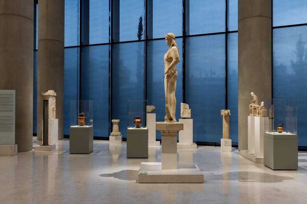 Η νέα θεματική έκθεση για τον κόσμο της εργασίας στο Μουσείο Ακρόπολης με την Κόρη του Αντήνορα, τους γραφείς και τα αγγεία