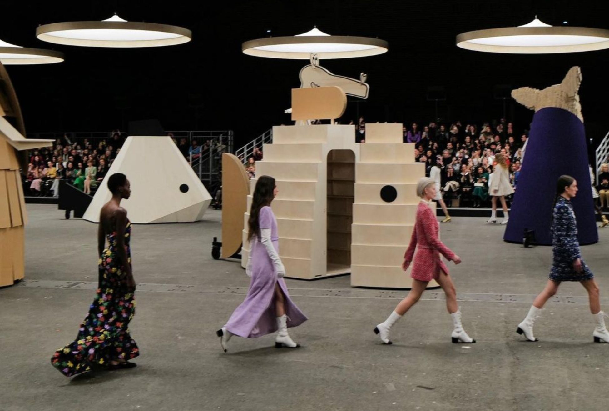 Chanel: Παιγνιώδη γλυπτά του Xavier Veilhan στο show για την κολεξιόν SS23