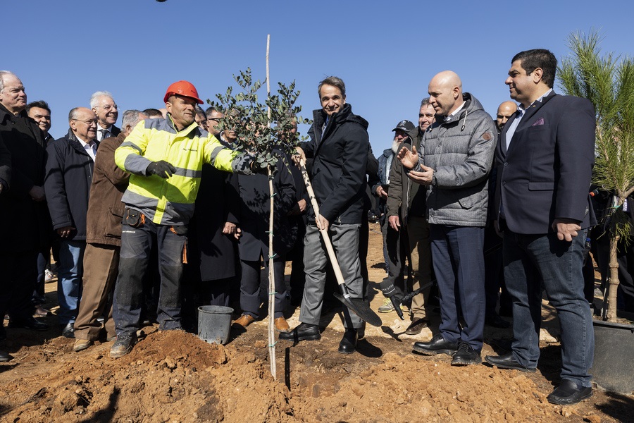 Ο πρωθυπουργός Κυριάκος Μητσοτάκης και ο Πρόεδρος της Κυπριακής Δημοκρατίας Νίκος Αναστασιάδης φυτεύουν συμβολικά ένα δέντρο στο Μάτι ΑΠΕ-ΜΠΕ/ΓΡΑΦΕΙΟ ΤΥΠΟΥ ΠΡΩΘΥΠΟΥΡΓΟΥ/ΔΗΜΗΤΡΗΣ ΠΑΠΑΜΗΤΣΟΣ