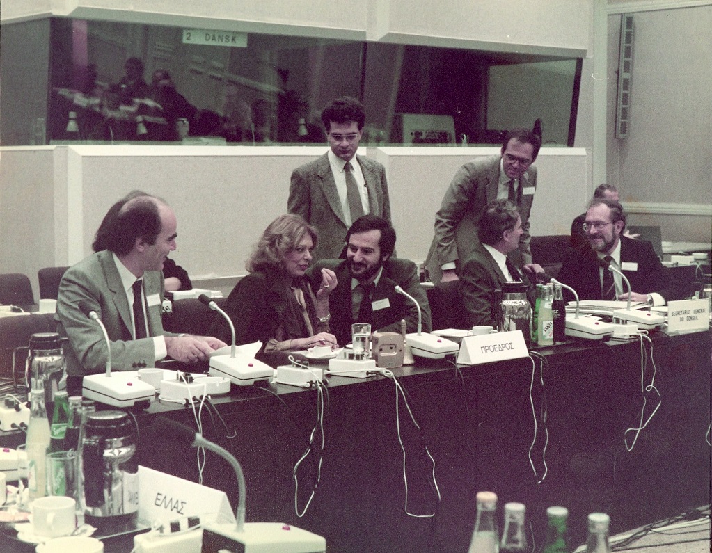 Η Μελίνα Μερκούρη ανάμεσα στον Αλέκο Αλαβάνο και τον Γιώργο Θωμά στην πρώτη διάσκεψη των υπουργών Πολιτισμού της ΕΟΚ στην Αθήνα