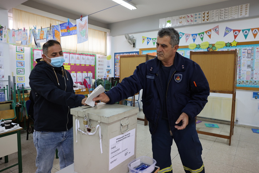 Πολίτης στην Κύπρο ψηφίζει στον πρώτο γύρω των προεδρικών εκλογών του 2023