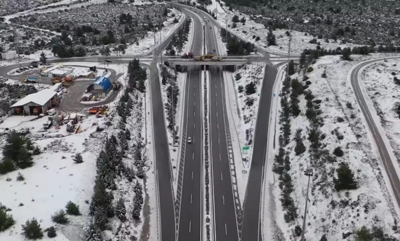Η Εθνική Οδός Αθηνών Λαμίας χιονισμένη