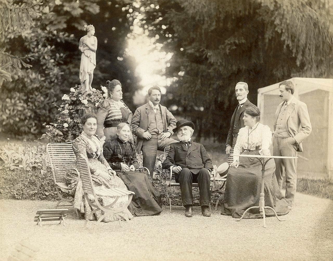 Ο Βέρντι με την οικογένειά του στον κήπο της βίλας