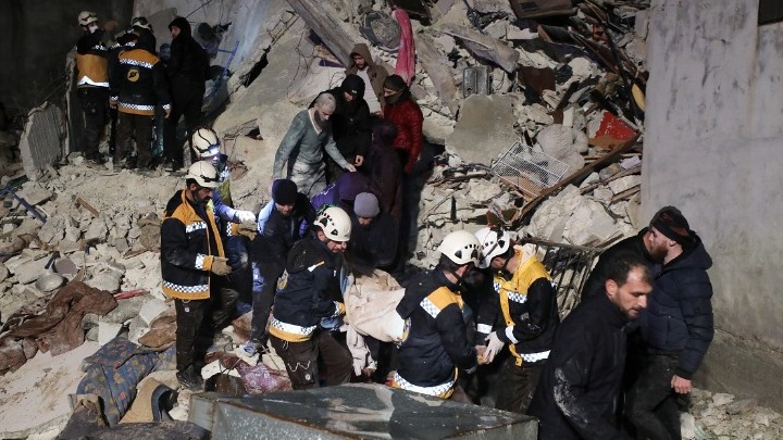 Διασώστες σε ερείπια από τον φονικό σεισμό στην Τουρκία τον Φεβρουάριο του 2023