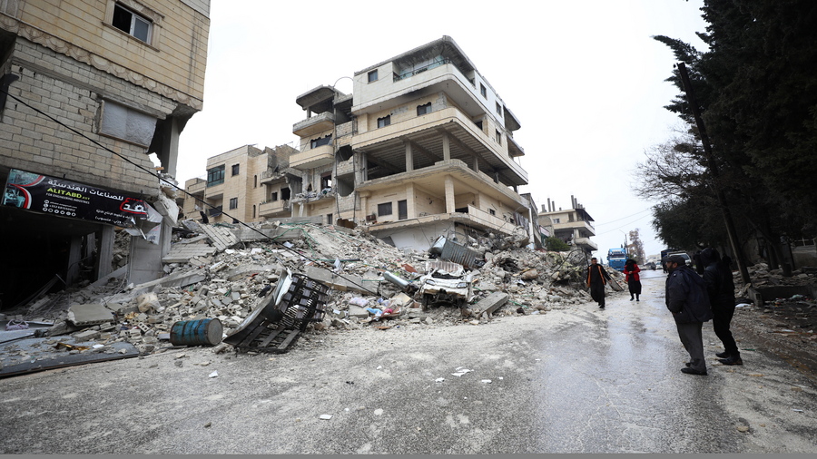 Κατεστραμμένα κτήρια στην Ιντλίνμπ της Συρίας από τον σεισμό που έπληξε την Τουρκία