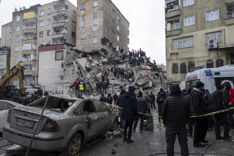 Διασώστες στα συντρίμμια κτηρίων στο Ντιγιάρμπακιρ στην Τουρκία