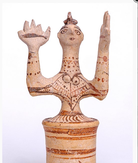 Κεραμικό ειδώλιο θεάς με σηκωμένα τα χέρια (1375–1300 π.Χ., Αρχαιολογικό Μουσείο Ηρακλείου). Από την έκθεση στο Μουσείο Ασμόλιαν
