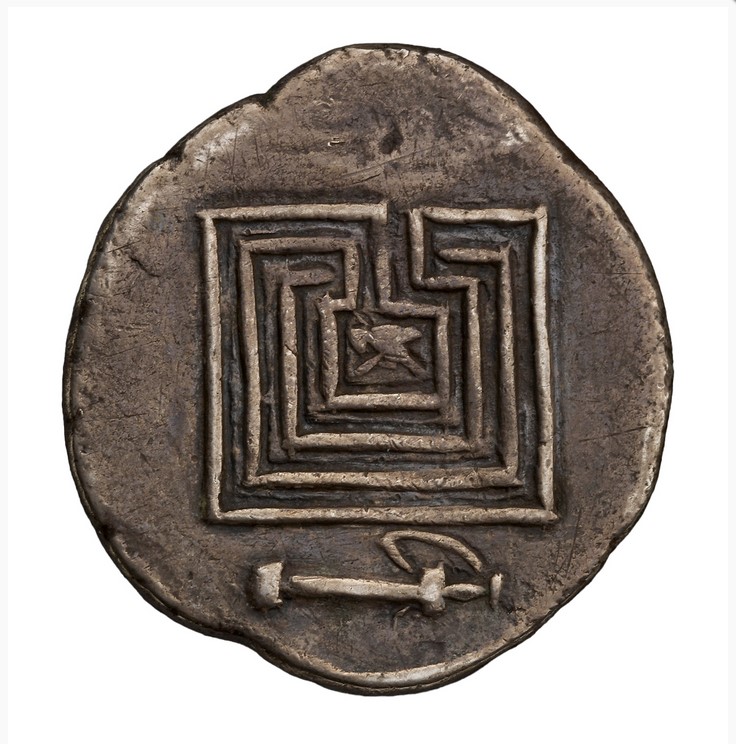 4. Ασημένιο νόμισμα που κόπηκε στην Κνωσό και απεικονίζει τον Λαβύρινθο (300–270 π.Χ.). Μουσείο Ασμόλιαν