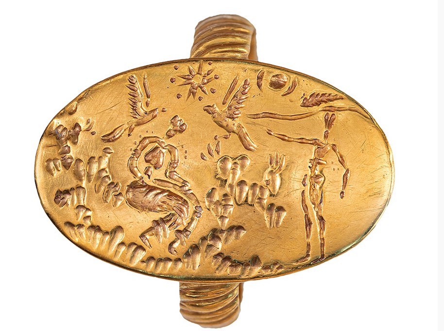 Χρυσό δαχτυλίδι με απεικόνιση θεοτήτων (1600–1450 π.Χ. , Αρχαιολογικό Μουσείο Ηρακλείου). Από την έκθεση στο Μουσείο Ασμόλιαν